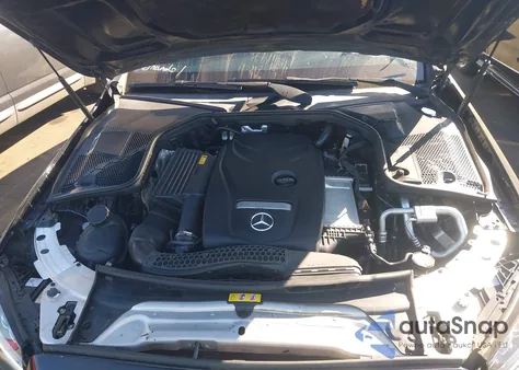 2018 Mercedes-Benz C 300 z USA, uszkodzony, nr VIN 55SWF4JB7JU252992